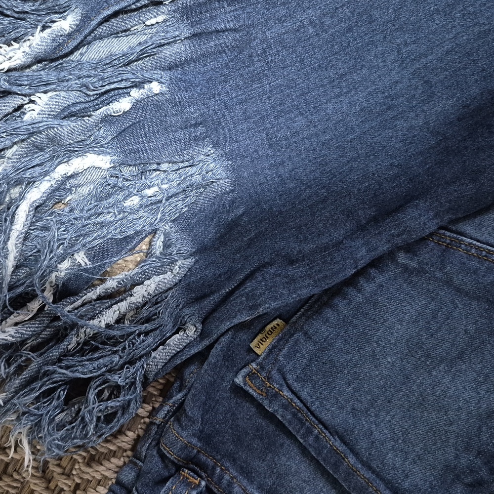 Vibrant Shreaded Leg Jean